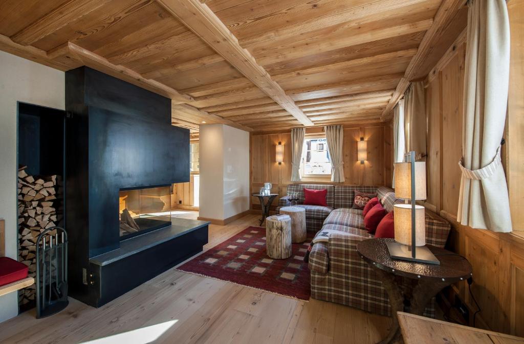 克拉瓦德尔伯格霍夫萨丁度假屋的带沙发和壁炉的客厅