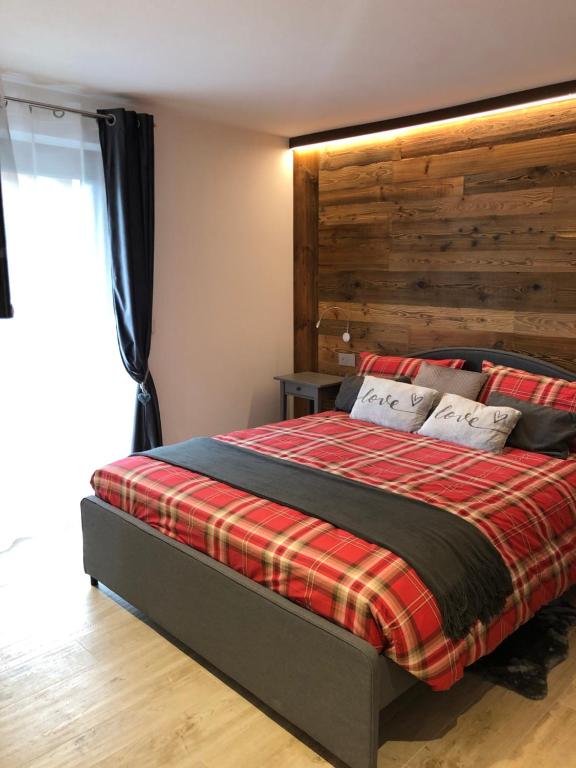 库马约尔Maison Altea的一间卧室配有一张带木制床头板的床