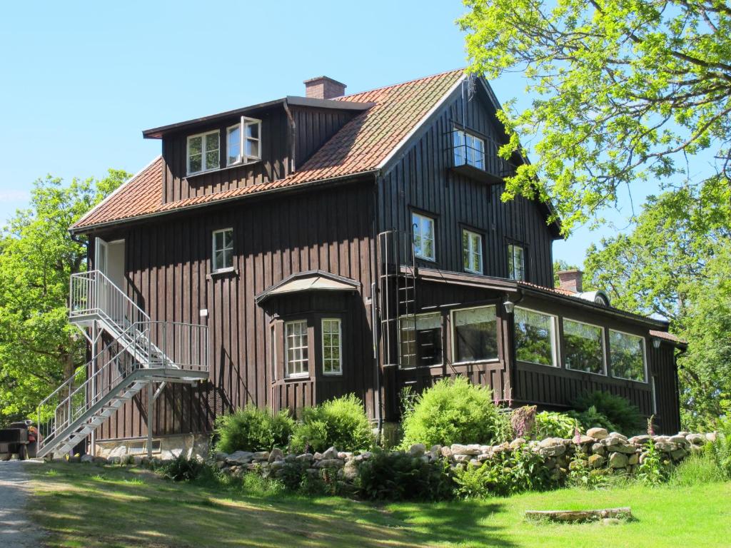 斯泰农松德Stenungsögården的大型木房子,设有 ⁇ 盖屋顶