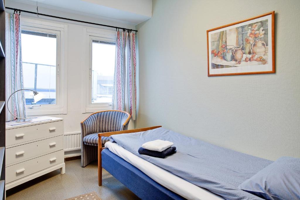诺尔雪平贝德如斯瑞尼汽车旅馆的一间卧室配有床、梳妆台和窗户。