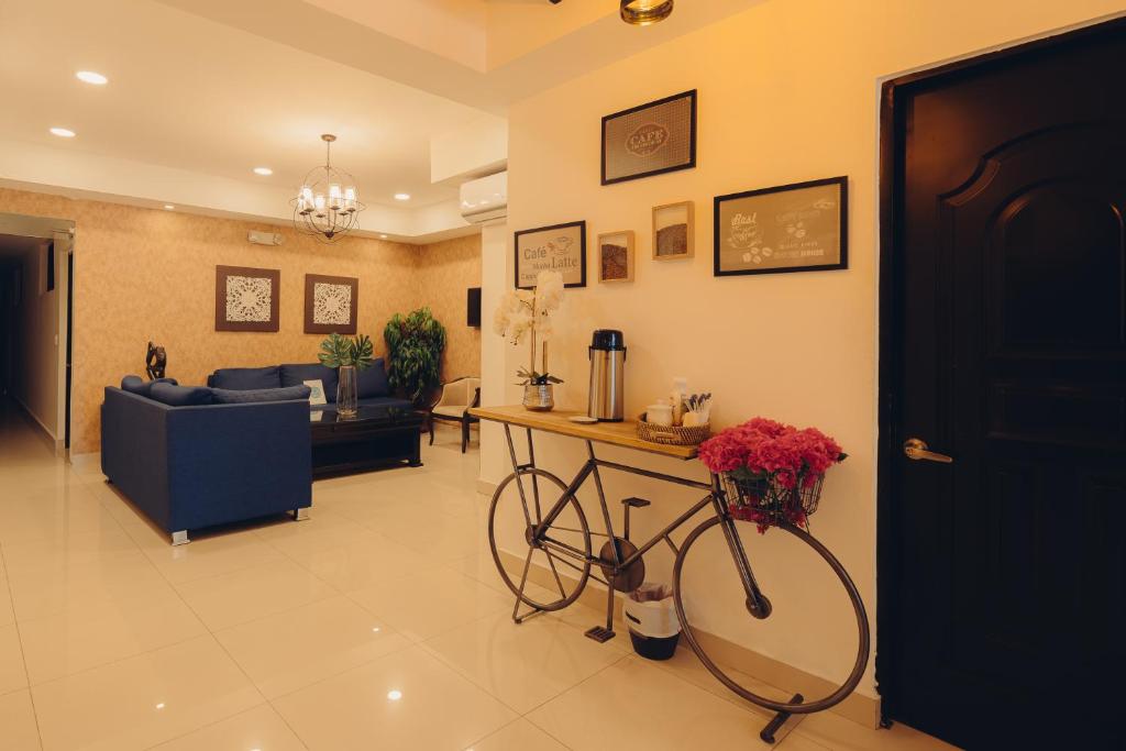 圣多明各Hotel La Colonia的客厅里放着一辆自行车停放在房间