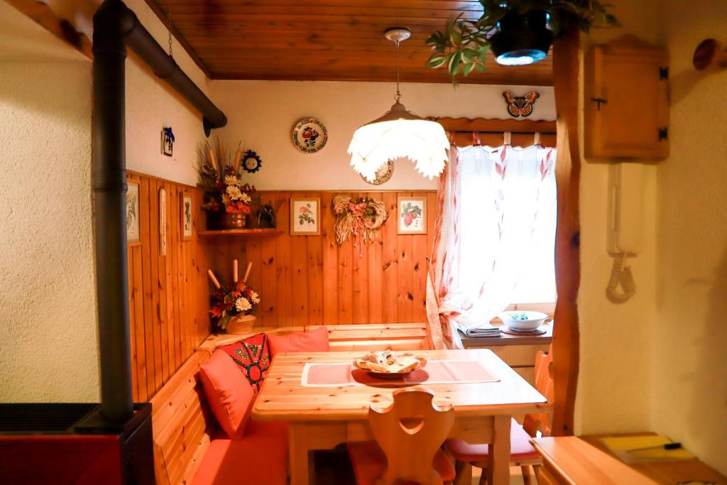 法尔西德TRE CIME FOCOBON - Bellavista sulle Dolomiti的客房设有木桌和窗户。