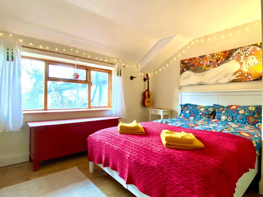 杜伦Cosy Cottage in Durham City的一间卧室配有一张带粉红色床罩的床