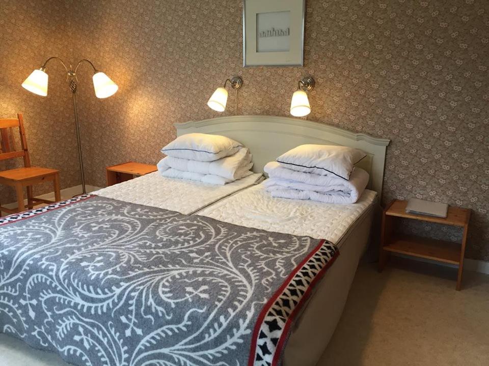 特勒布达Hajstorp Slusscafé & Vandrarhem的一间卧室配有带毛巾的床