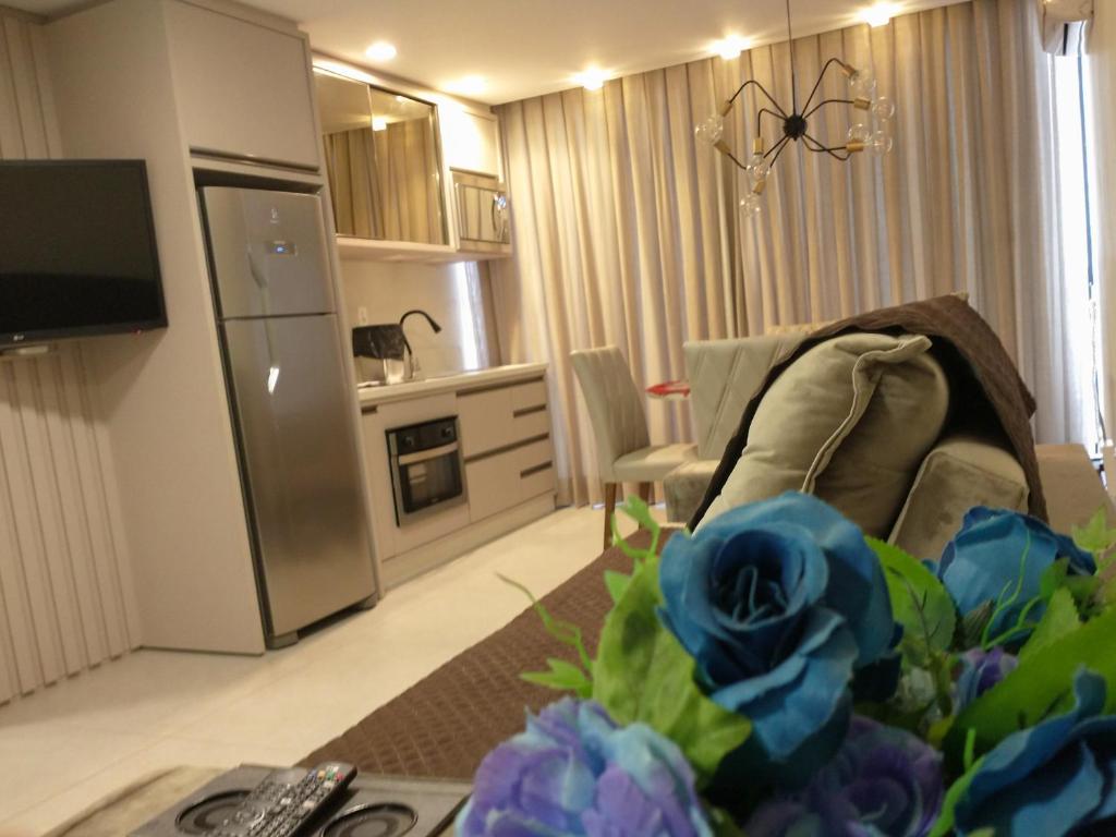 拉古纳Residence Farol - Loft 219的带沙发的客厅和厨房