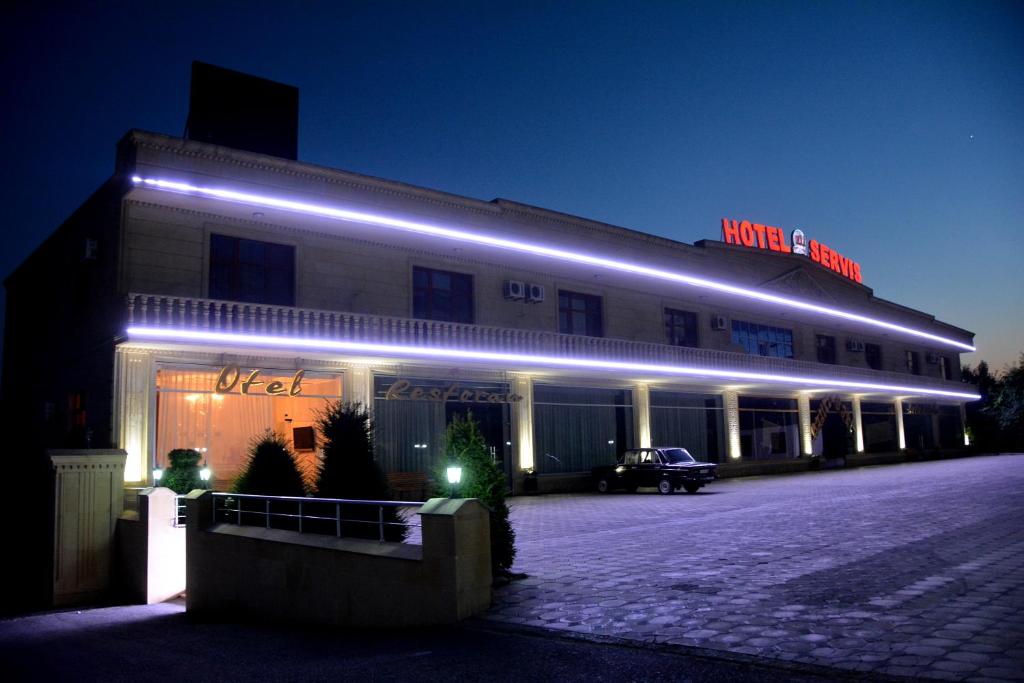 舍基HII Hotel的建筑的侧面有蓝色的灯光