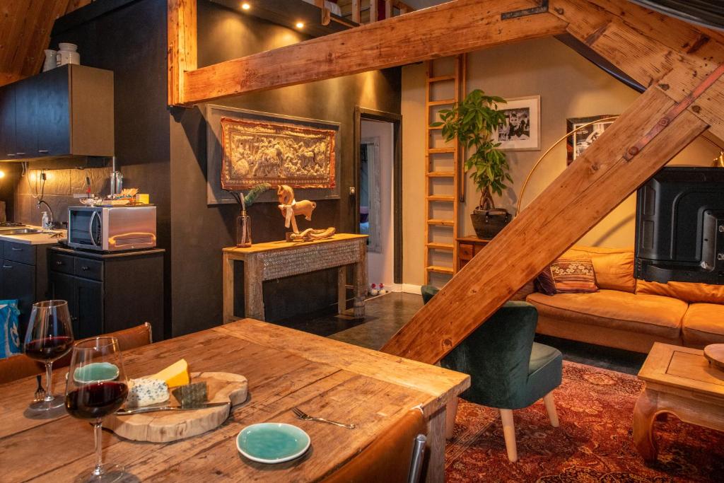 霍林赫姆霍林赫姆城市公寓的厨房以及带木桌的起居室。