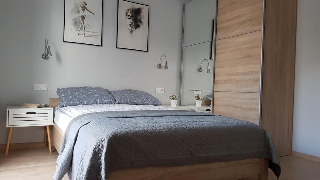比得哥什Apartament przy Onkologii的一间卧室设有一张床和白色的墙壁
