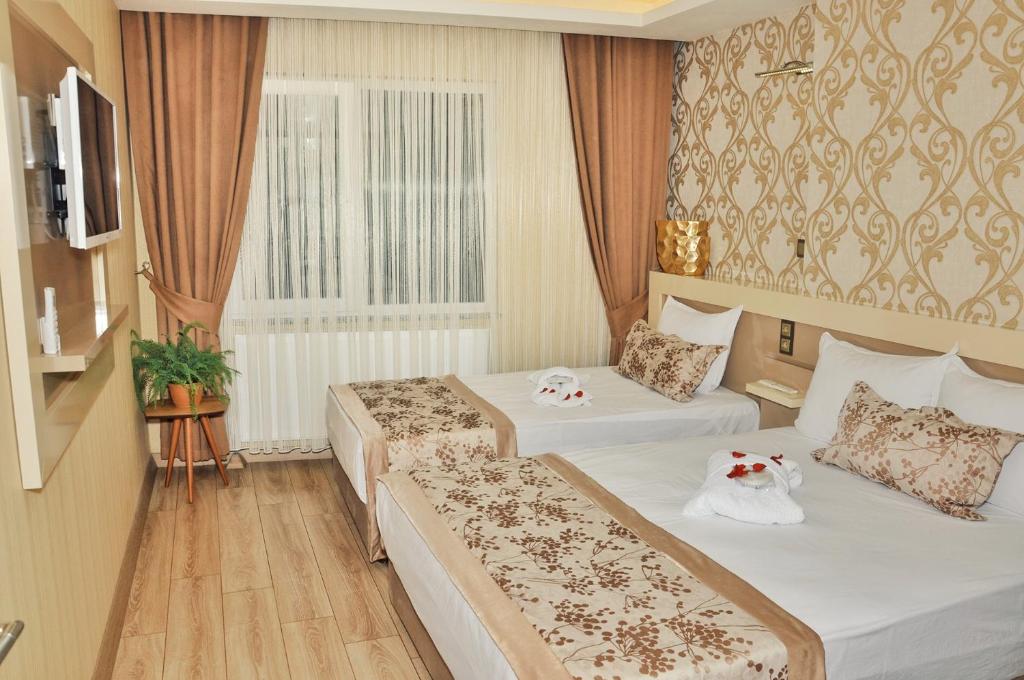 乔尔卢EViM HOTEL的酒店客房设有两张床和窗户。