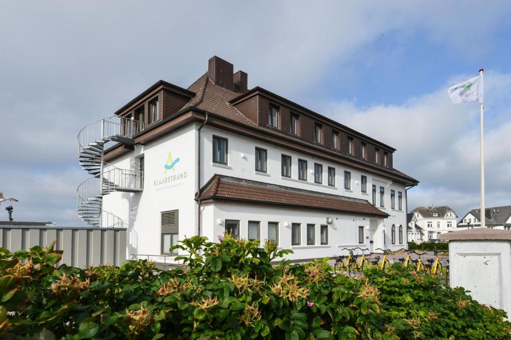 文尼斯塔特Haus Klaarstrand的白色的建筑,带有棕色的屋顶