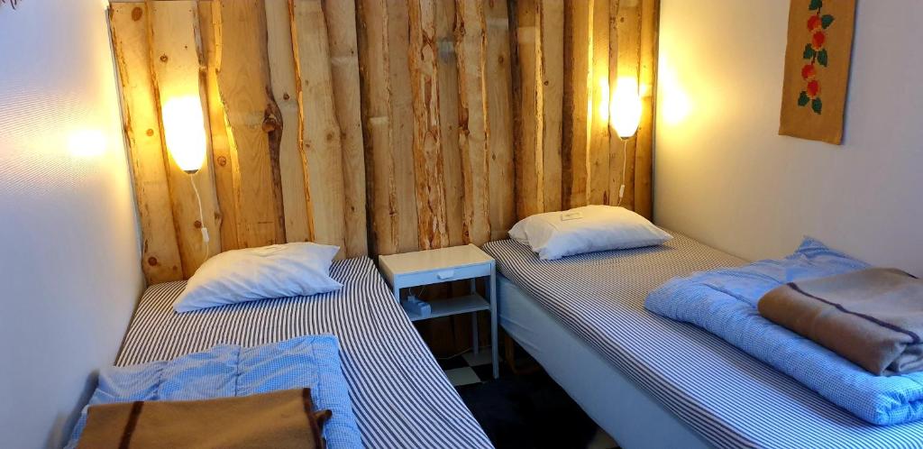 GräsmarkStuga ROS Naturcamping Lagom的木墙客房 - 带两张单人床
