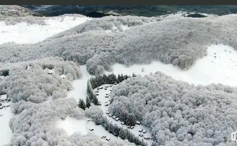 MarsiaEUROPING VILLAGE MARSIA Abruzzo的雪覆盖的森林的空中景观