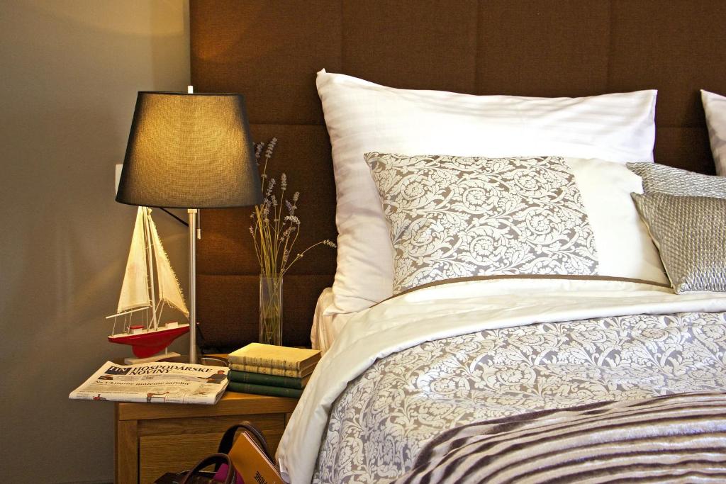 塞内奇马拉松酒店的一间卧室配有一张床和一张桌子上的台灯