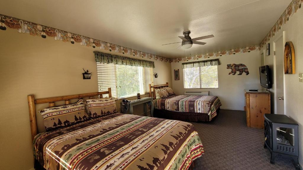 克恩维尔Sequoia Lodge的一间卧室配有两张床和吊扇