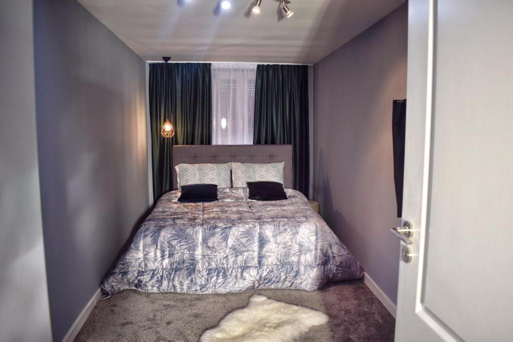 锡比乌VERACI Apartments的一间小卧室,配有带两个枕头的床