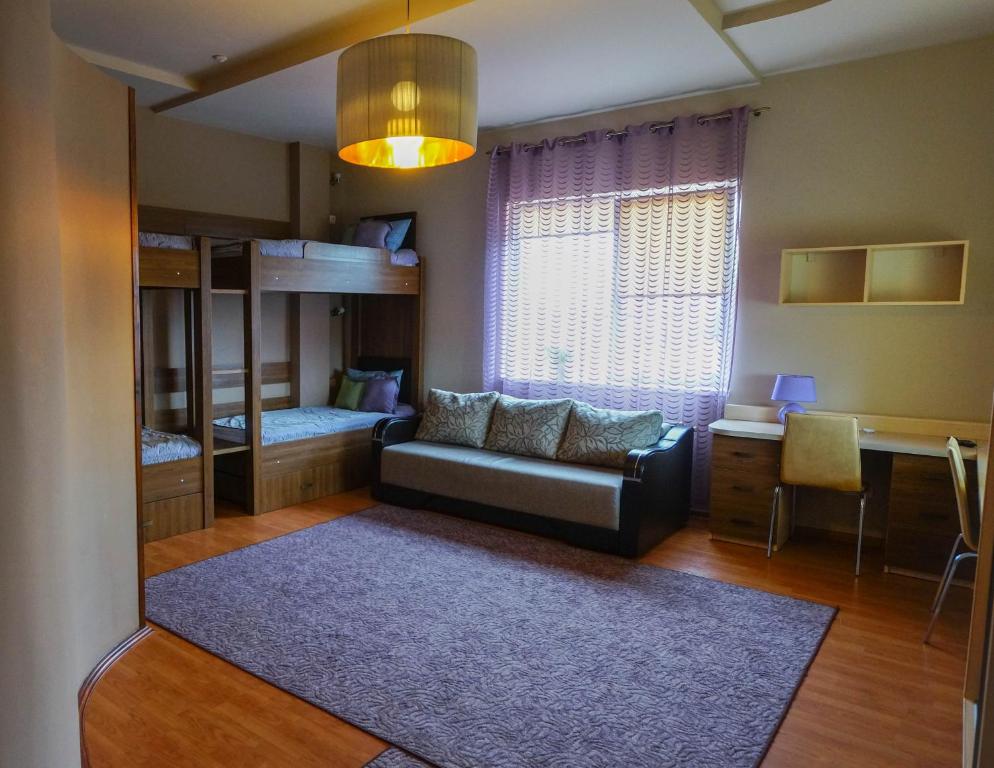 乌日霍罗德全景城市酒店的带沙发和双层床的客厅