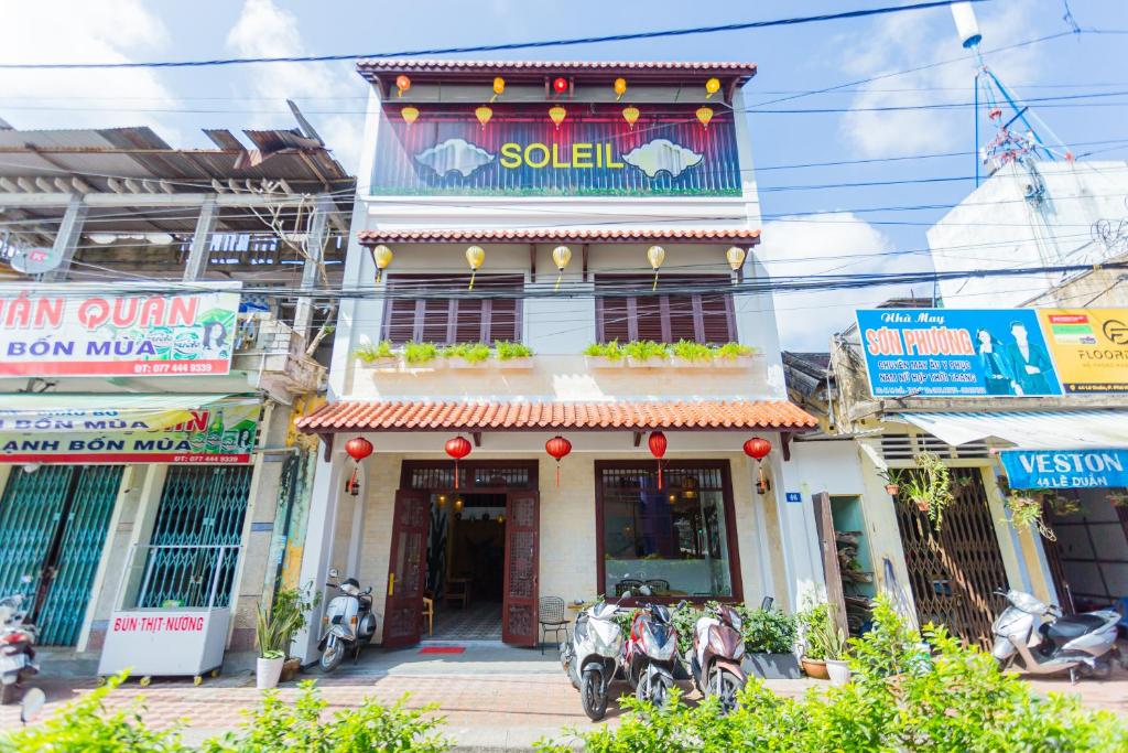 顺化SOLEIL BOUTIQUE的停在前面的摩托车建筑