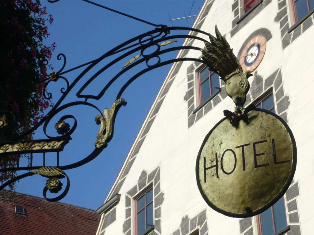 乌尔姆Boutique Hotel am Rathaus - Reblaus的挂在建筑物前的酒店标志