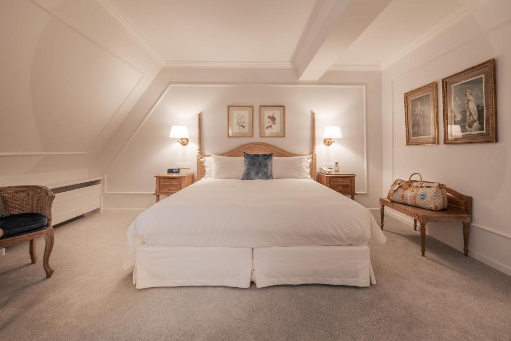 马诺斯斯特凡妮酒店客房内的一张或多张床位
