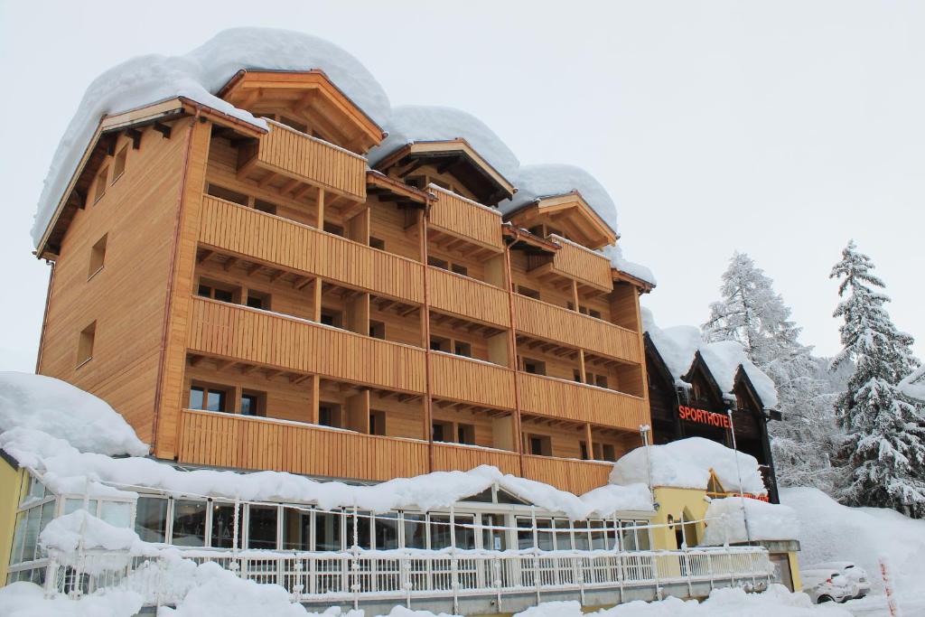 上瓦尔德奥伯瓦尔德体育酒店的前面有雪覆盖的大建筑