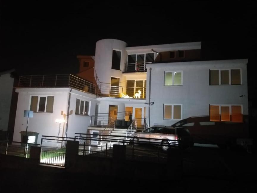 弗尔尼亚奇卡矿泉镇Apartmani Nikola的前面有一辆汽车停放的白色房子