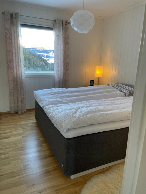 MindresundeTunold Gård - Kårhus的一间卧室设有一张大床和一个窗户。