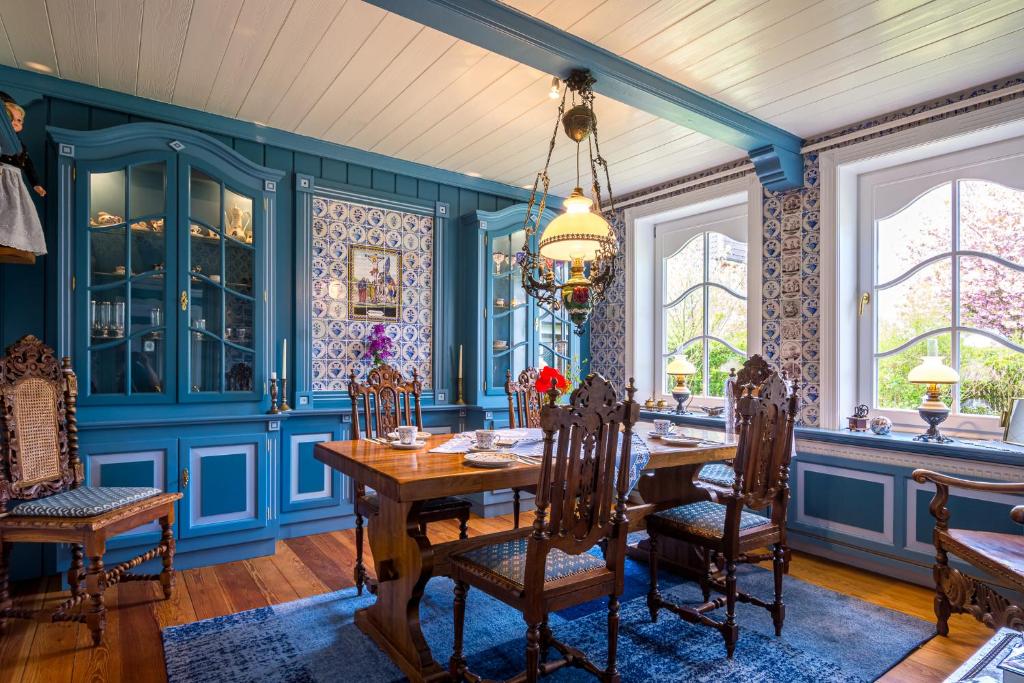 威克奥夫弗尔阿尔福斯藤岛上酒店的一间拥有蓝色墙壁和桌椅的用餐室