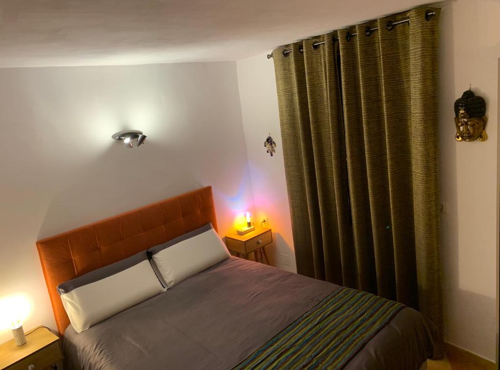 蒙彼利埃PILA & BED Montpellier Centre Corum Comédie - Chambre calme climatisée - Quiet air-conditioned room的一间卧室配有一张床、两盏灯和一个窗户。