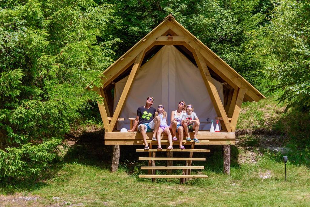 博维茨Adrenaline Check Camping的三人坐在帐篷前