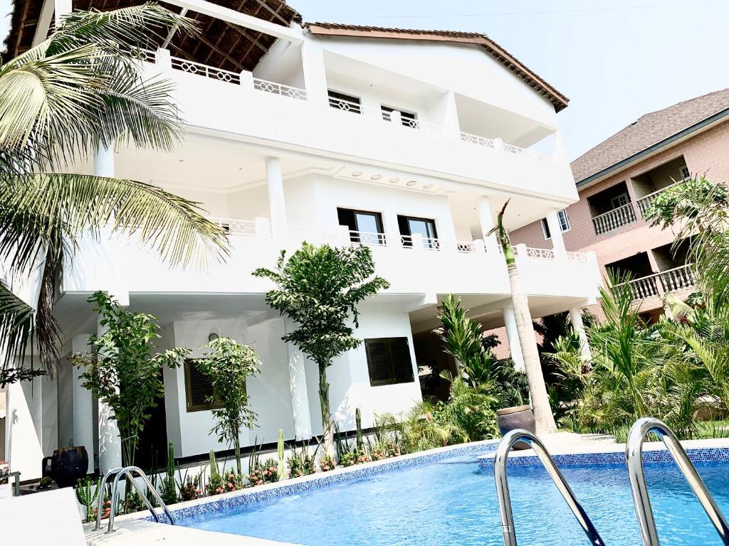 洛美Villa Luxury Baguida的一座别墅,在一座建筑前设有一个游泳池
