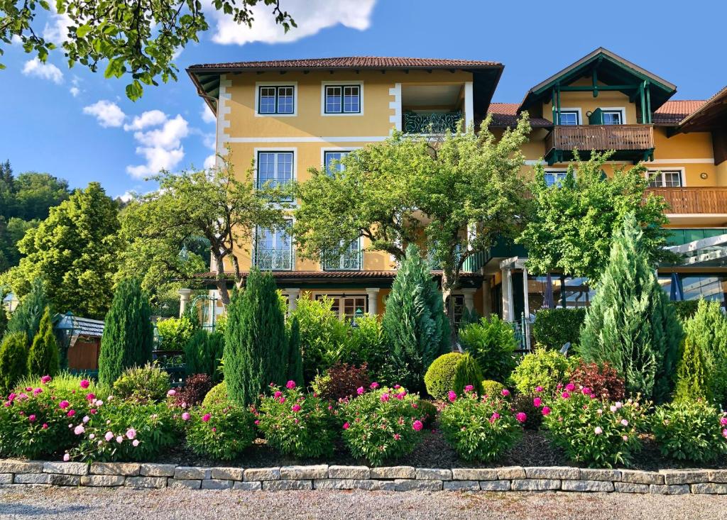 滨湖科伊查赫Gasthaus Hotel Höhenwirt的花房前的花园