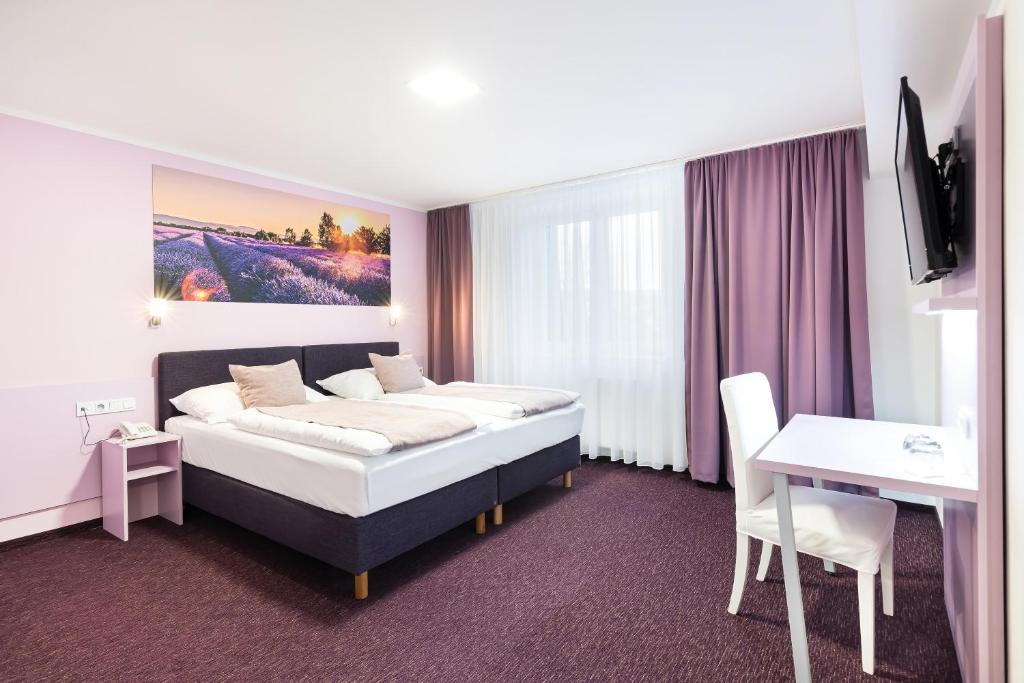 布尔诺亚特兰蒂斯酒店的配有一张床和一张书桌的酒店客房