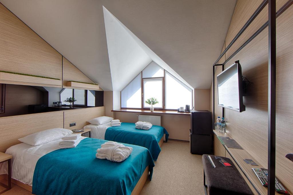 LesnikiHotel Riders Equides club的酒店客房带两张床和两个窗户