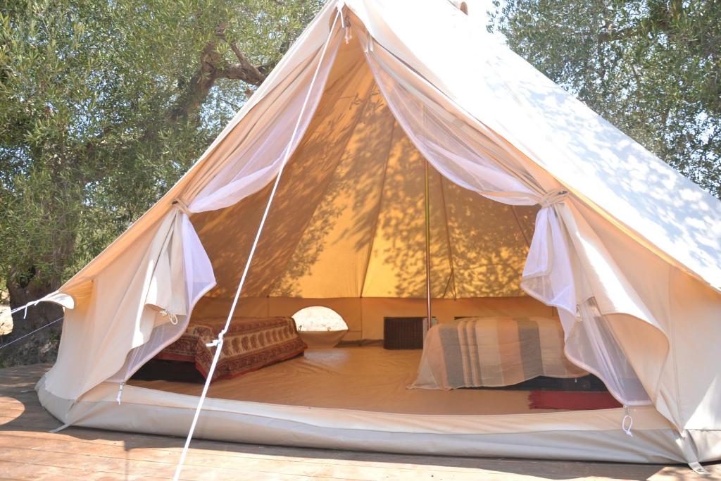 阿利斯泰Macarìa Agricampeggio的帐篷内提供一张床