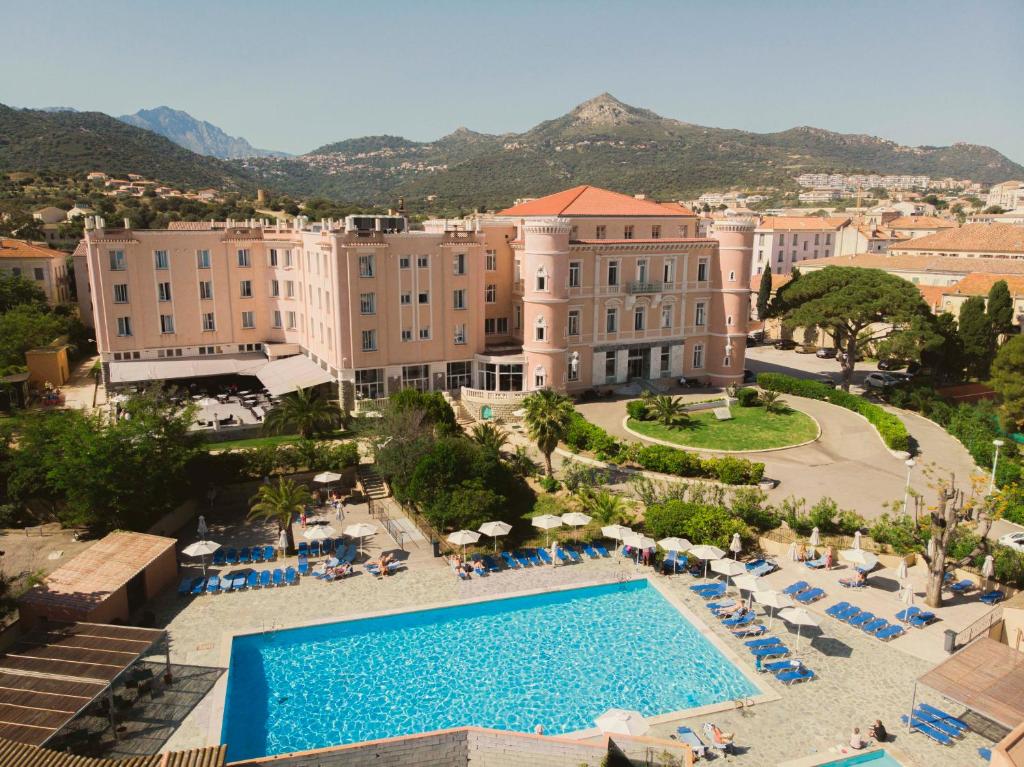 利勒鲁斯拿破仑·波拿巴兰利酒店的享有带游泳池的度假村的空中景致