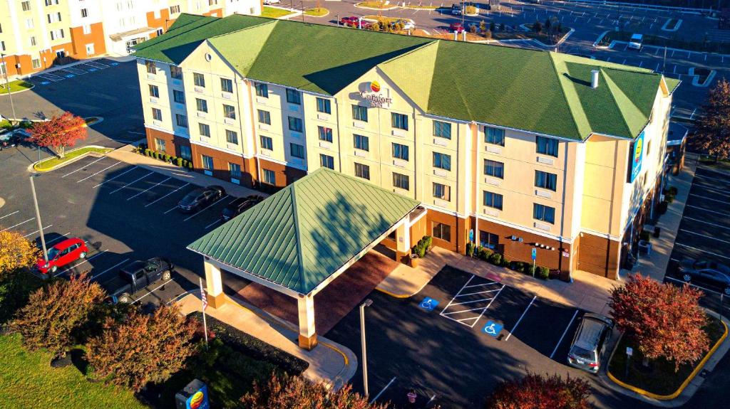 邓弗里斯Comfort Inn Near Quantico Main Gate North的享有酒店顶部的绿色屋顶景色