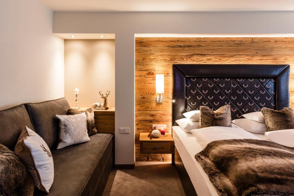 上陶恩Superior Hotel Panorama的一间卧室配有一张大床和一张沙发