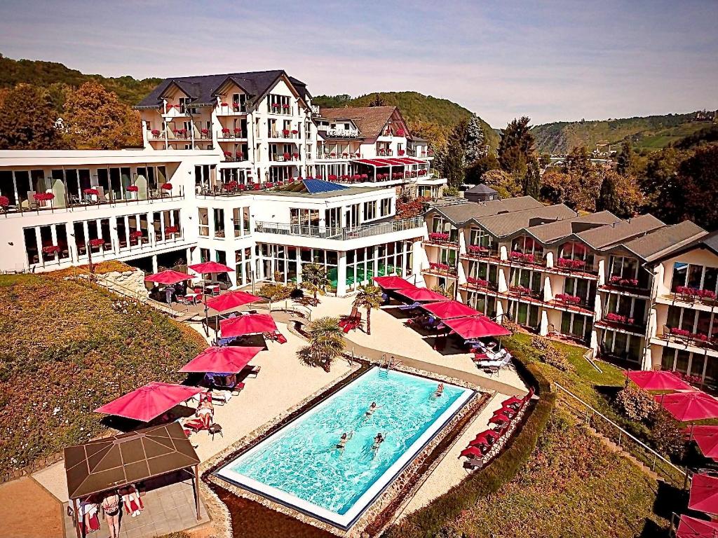 洛夫Moselstern公园酒店Krähennest的享有度假村的空中景致,设有游泳池和遮阳伞