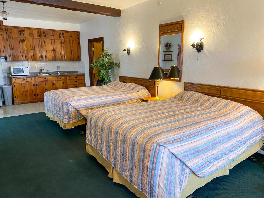 夏延Guest Ranch Motel的酒店客房带两张床和厨房
