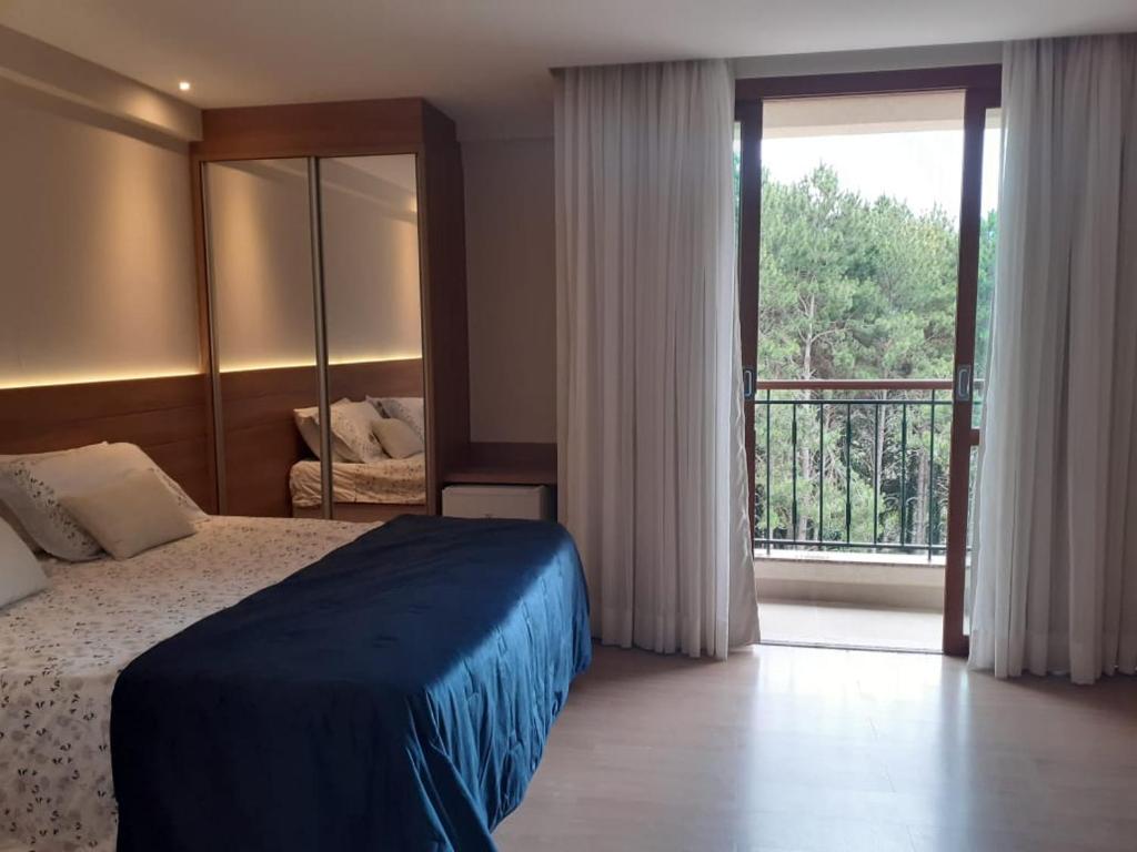 佩德拉阿祖尔Vista Azul的酒店客房设有一张床和一个阳台。