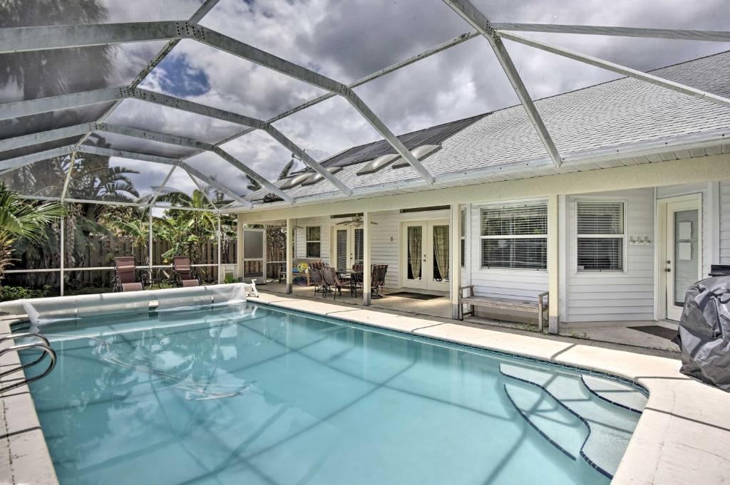 Merritt IslandCocoa Beach Paradise Screened Pool, Patio and Games的一座房子里带凉棚的游泳池