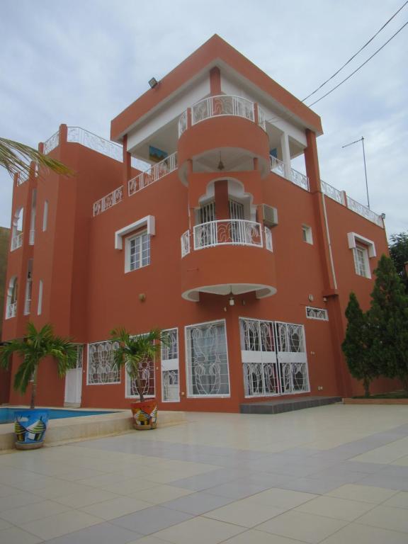萨利波图尔Résidence Kalado Saly的一座大型橙色建筑,设有阳台