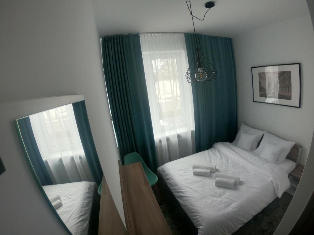 Stary Koszalin Hostel &amp; Hotel Services客房内的一张或多张床位