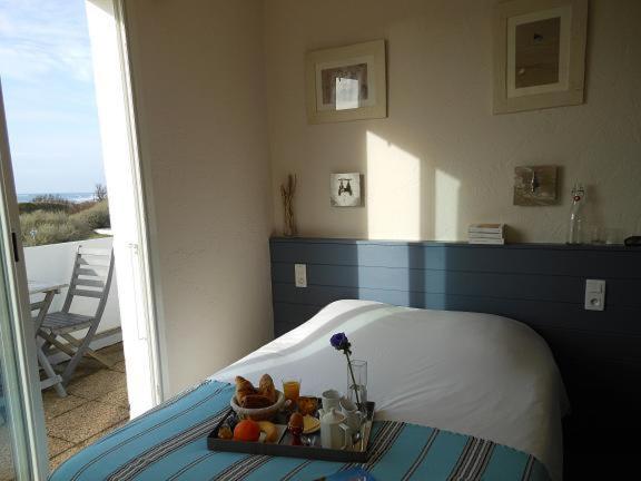 奥雷龙圣乔治小海滩酒店的客房内床上的水果盘