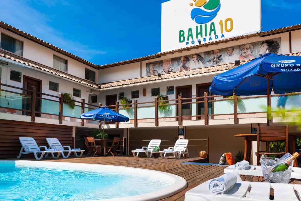 莫罗圣保罗巴伊亚10号旅馆的一个带游泳池、椅子和遮阳伞的酒店