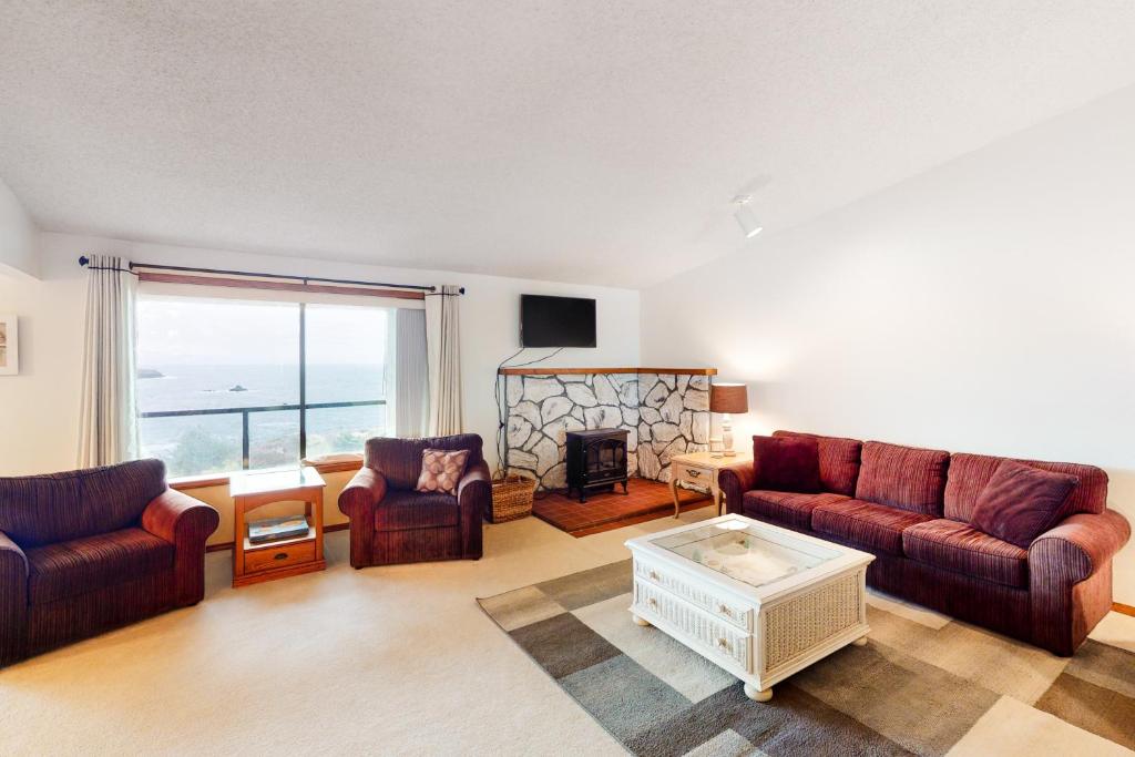 布鲁金斯Rainbow Rock 303的客厅配有两张沙发和一张桌子