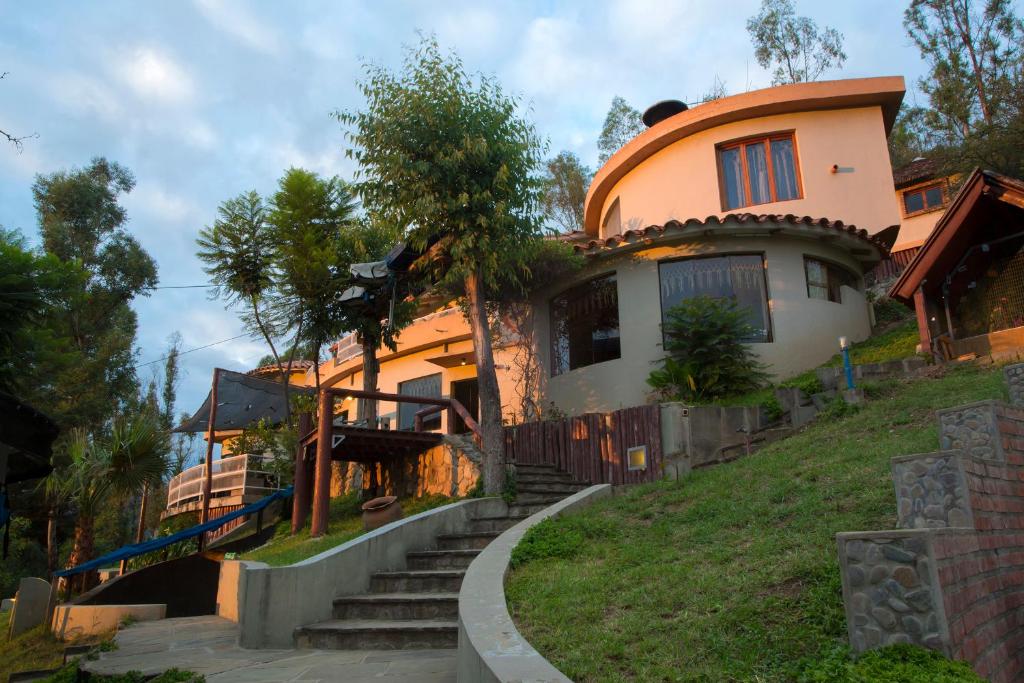 塔里哈拉帕萨莉亚酒店的山丘上的房子,前面有楼梯