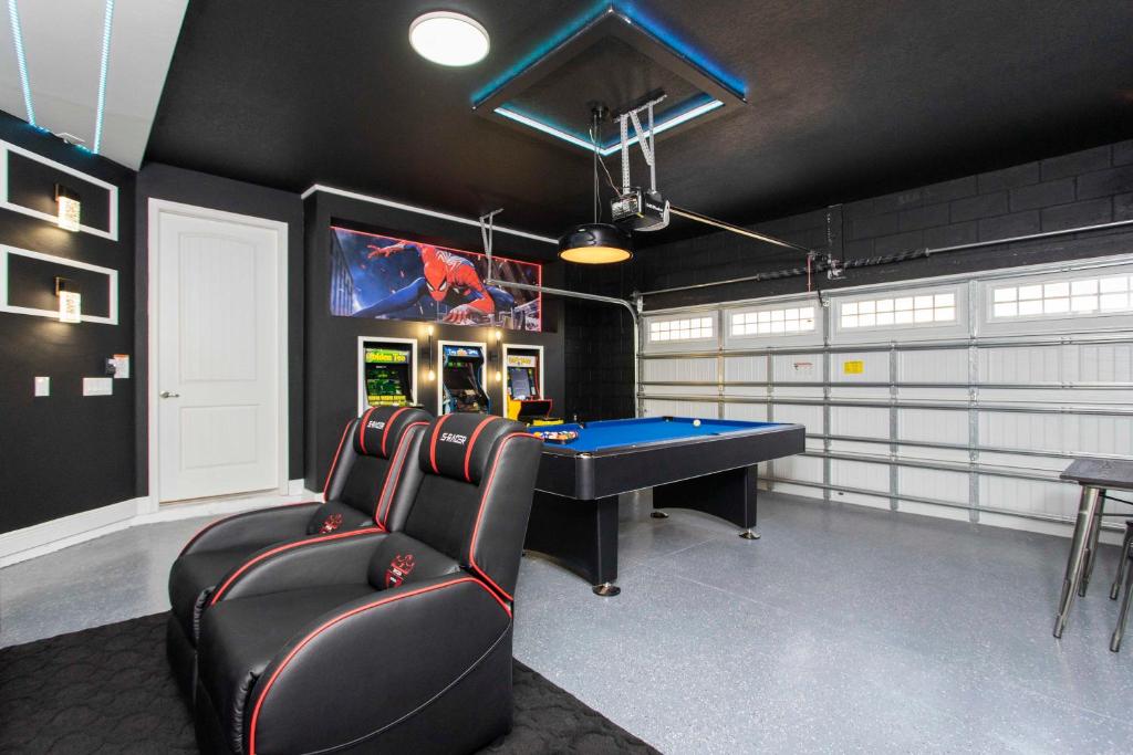 奥兰多Beautiful Themed Single Home with Private Pool and Game Room EC0405的游戏室设有台球桌和游戏机