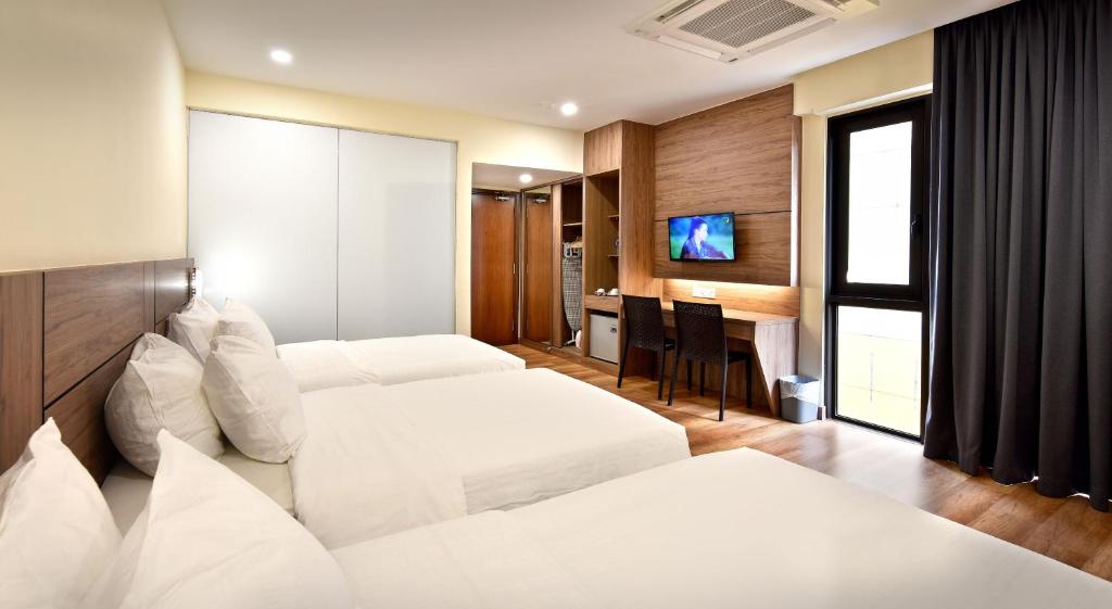 新山YANGTZE HOTEL 长江酒店的酒店客房配有两张床和一张书桌