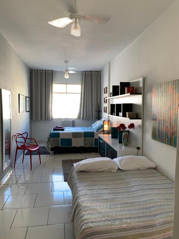 里约热内卢Copa apt°/ 1Qd da Praia bela vista的一间卧室,卧室内配有一张大床